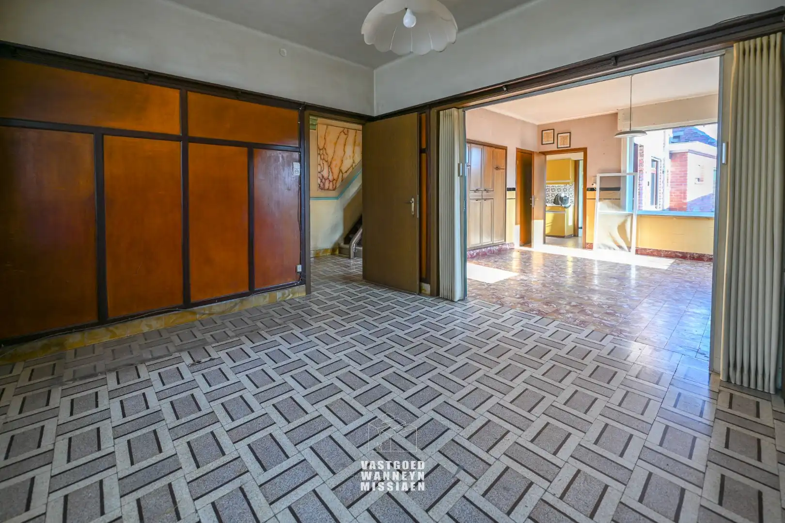 Halfopen bebouwing met 5 slaapkamers op 581m² met 2 garages en een uitweg foto 3