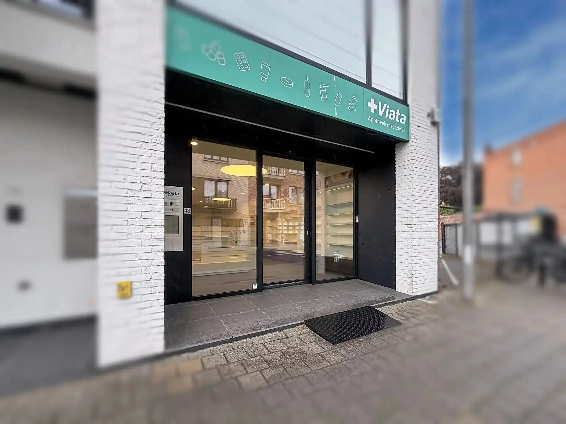 Ruim handelspand op toplocatie te Geel met tuin en parking. foto {{pictureIndex}}