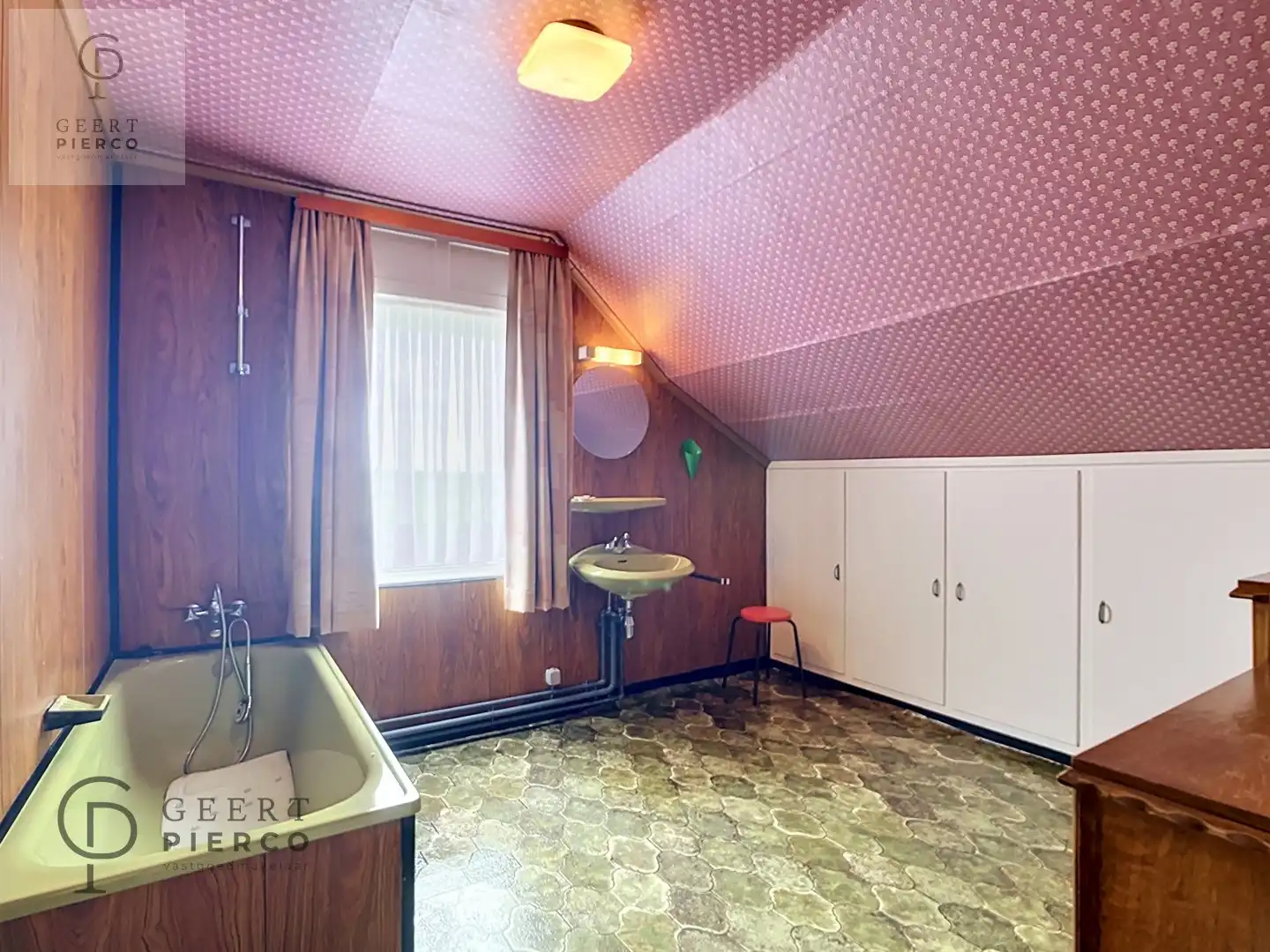 Halfopen bebouwing met drie slaapkamers, garage en ruime achtertuin. foto 17
