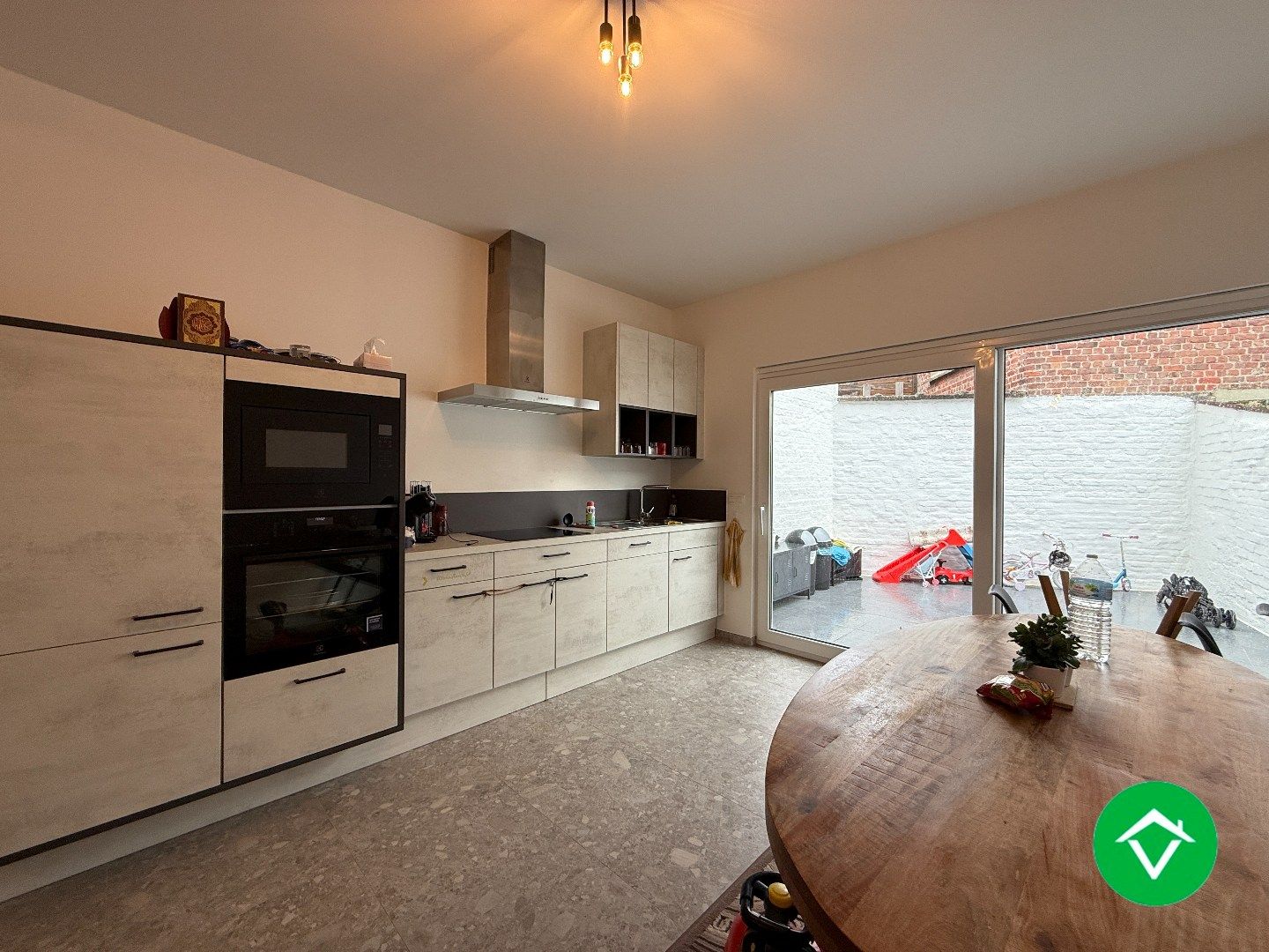 Rijwoning met 3 slaapkamers en terrastuinin centrum Roeselare foto 9