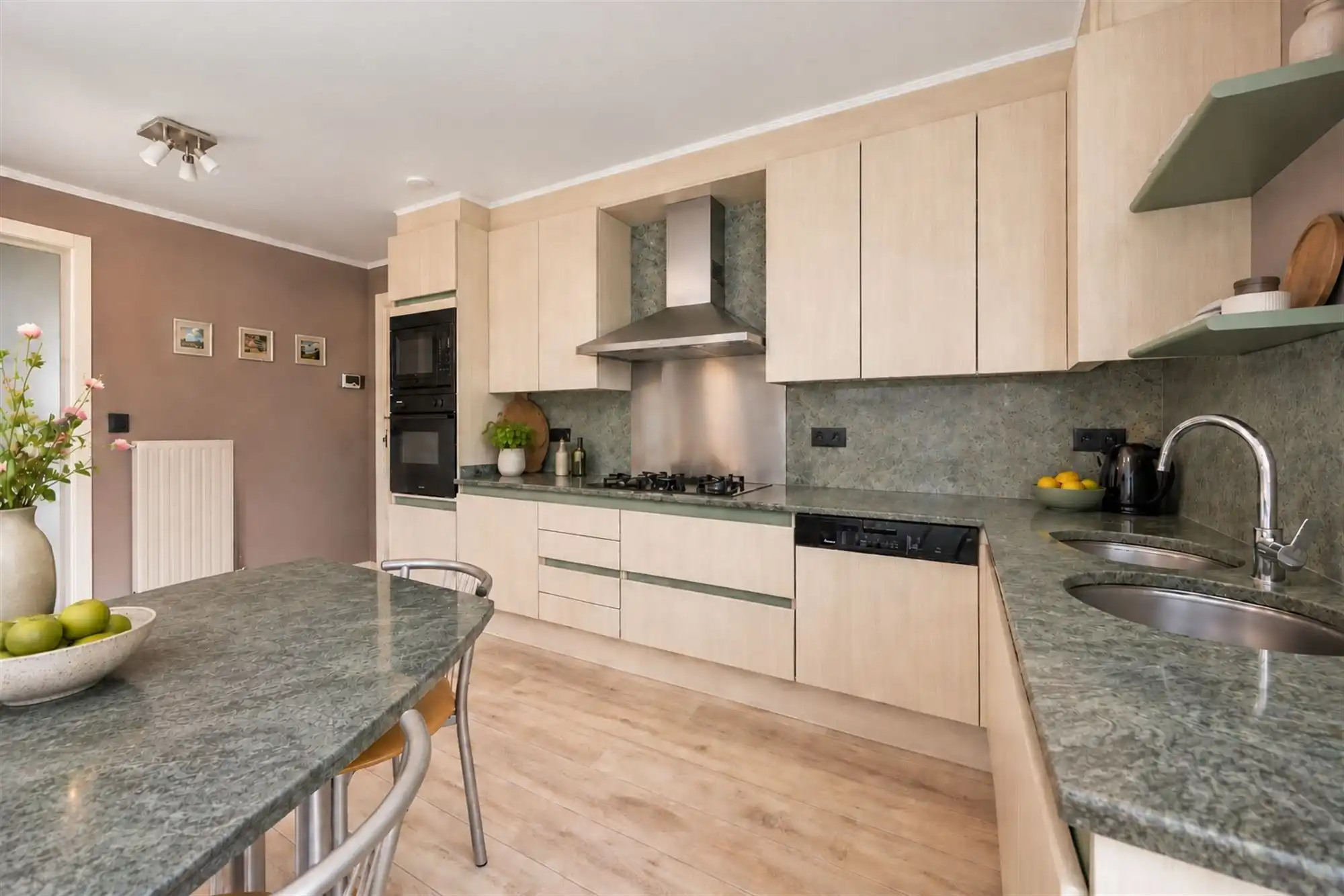 Instapklare woning met 4 slaapkamers en garage foto 8