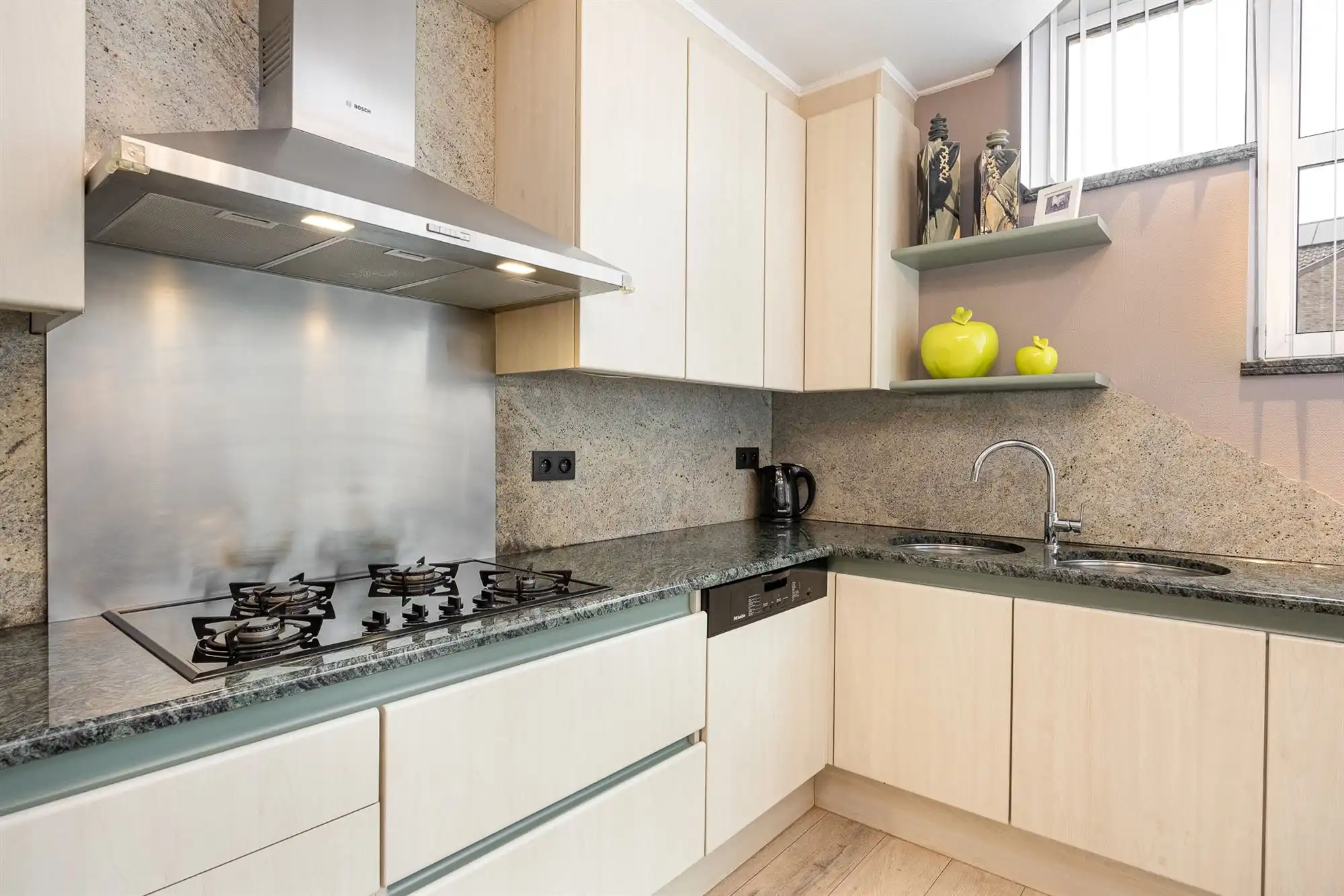 Instapklare woning met 4 slaapkamers en garage foto 8