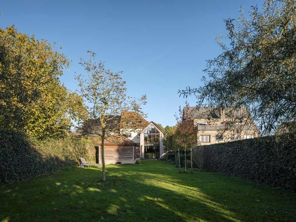 Hoogwaardig gerenoveerde halfopen bebouwing, voorzien van alle luxe, 5 slaapkamers, goed georiënteerde tuin, binnenzwembad en wellness. foto 30