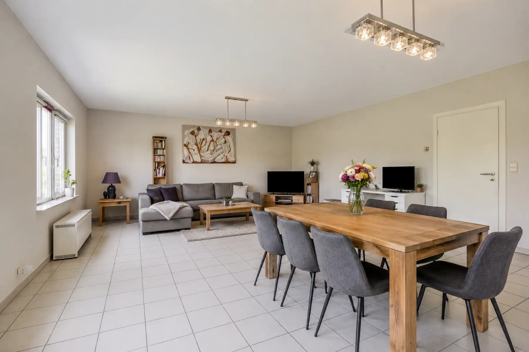 Ruim 2-slaapkamerappartement met terras en parking foto {{pictureIndex}}
