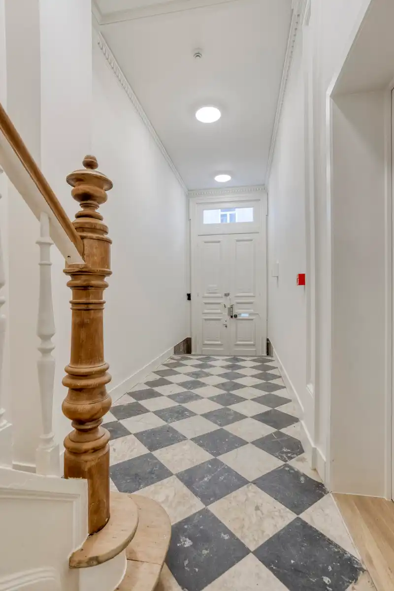 Prachtig gerenoveerd 2-slaapkamerappartement met tuin foto 22