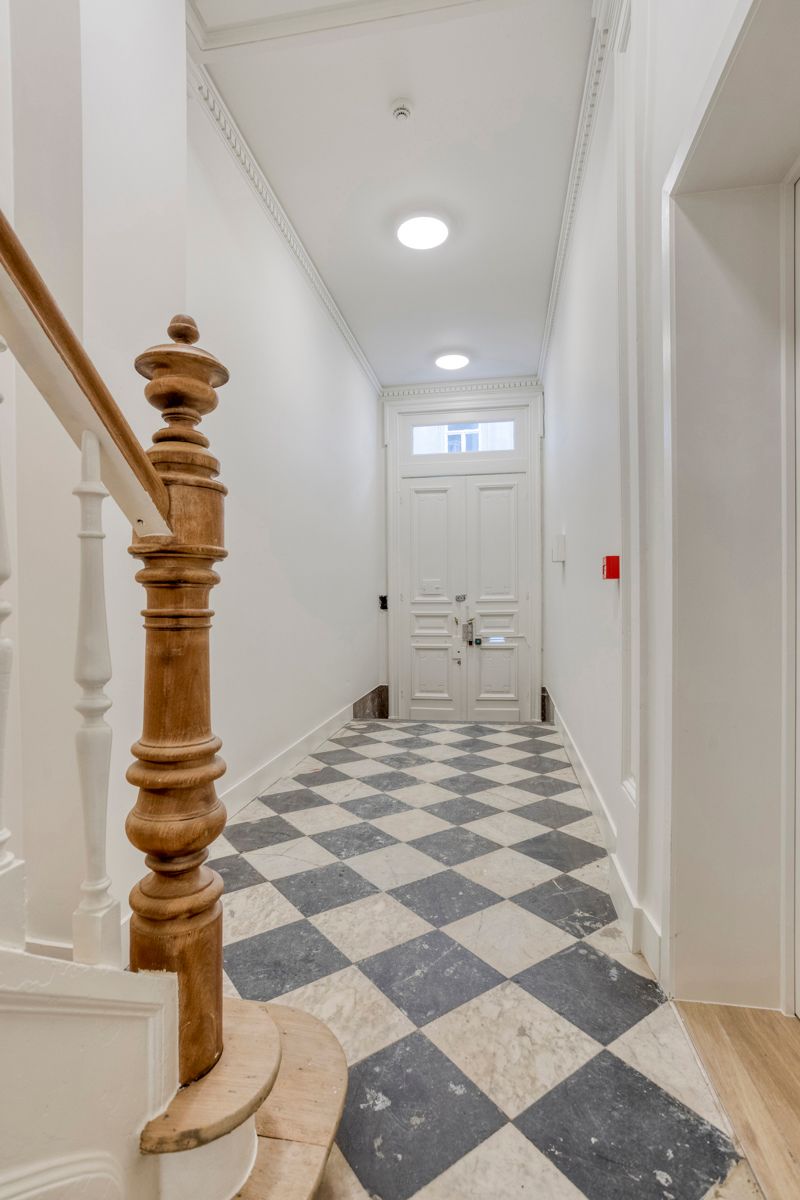 Prachtig gerenoveerd 2-slaapkamerappartement met tuin foto 22