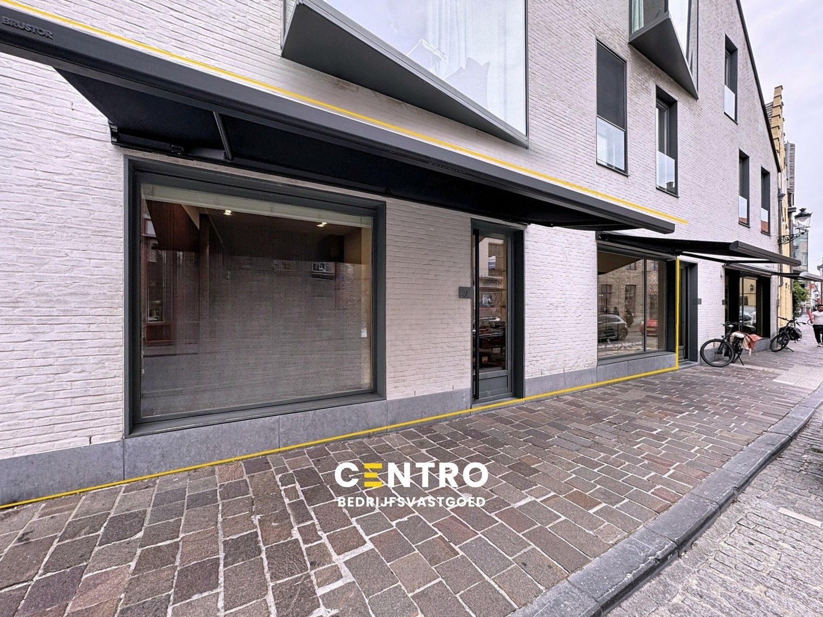 Instapklare & lichtrijke HANDELSRUIMTE (bj 2012) met voorgevelbreedte van 10m in het historisch centrum van Brugge. Grote visibiliteit!!! foto {{pictureIndex}}