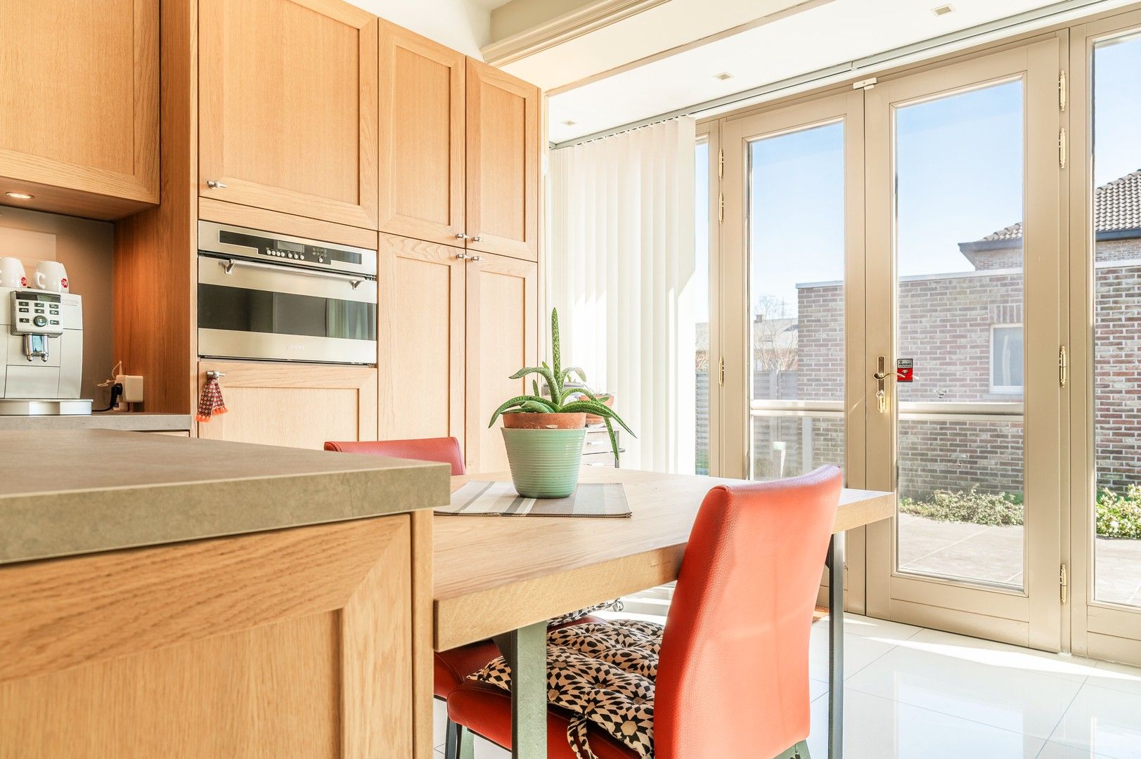 Lichtrijke woning met open leefruimte en garage! foto 10