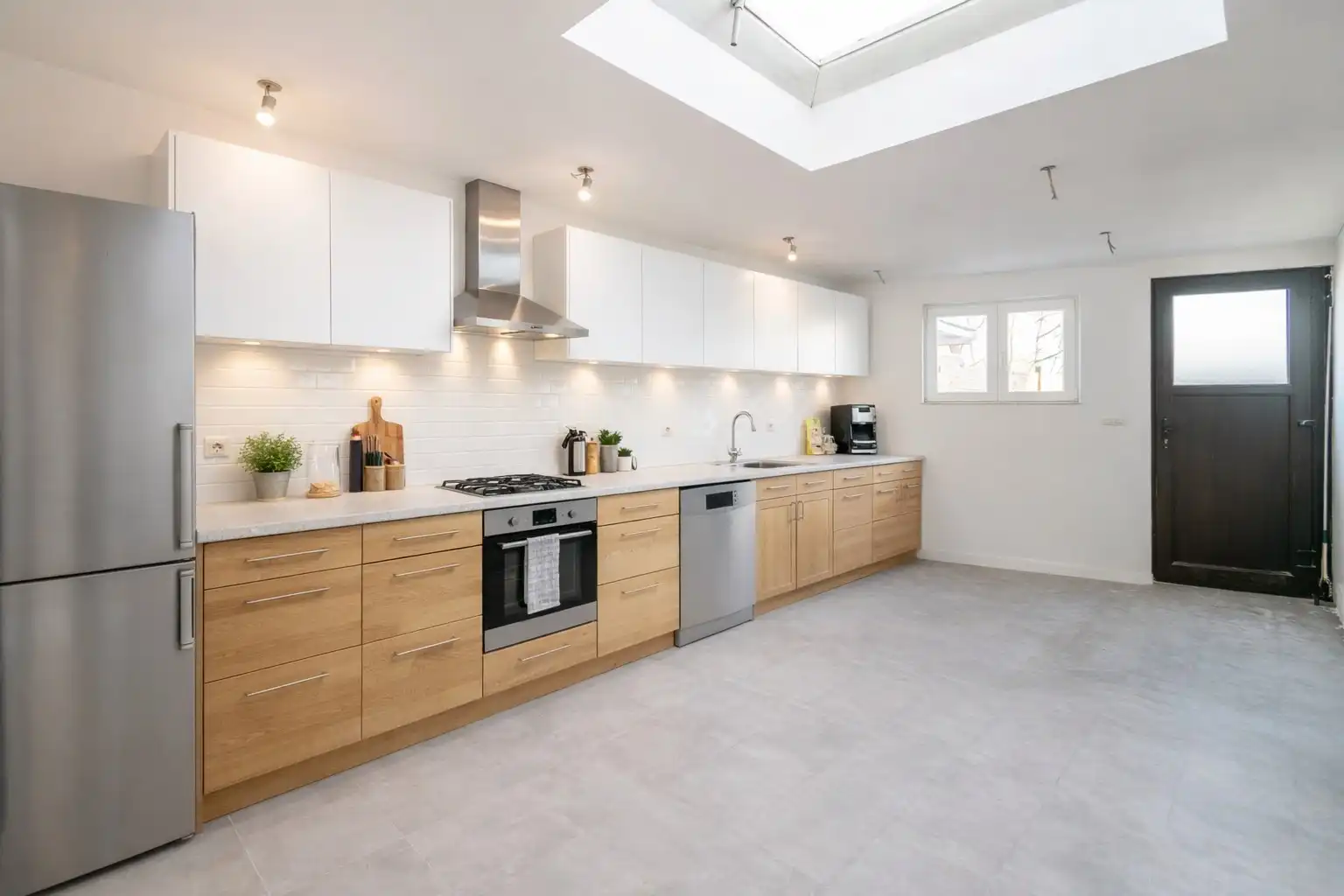 Een goed gelegen, verder af te werken rijwoning! foto 14