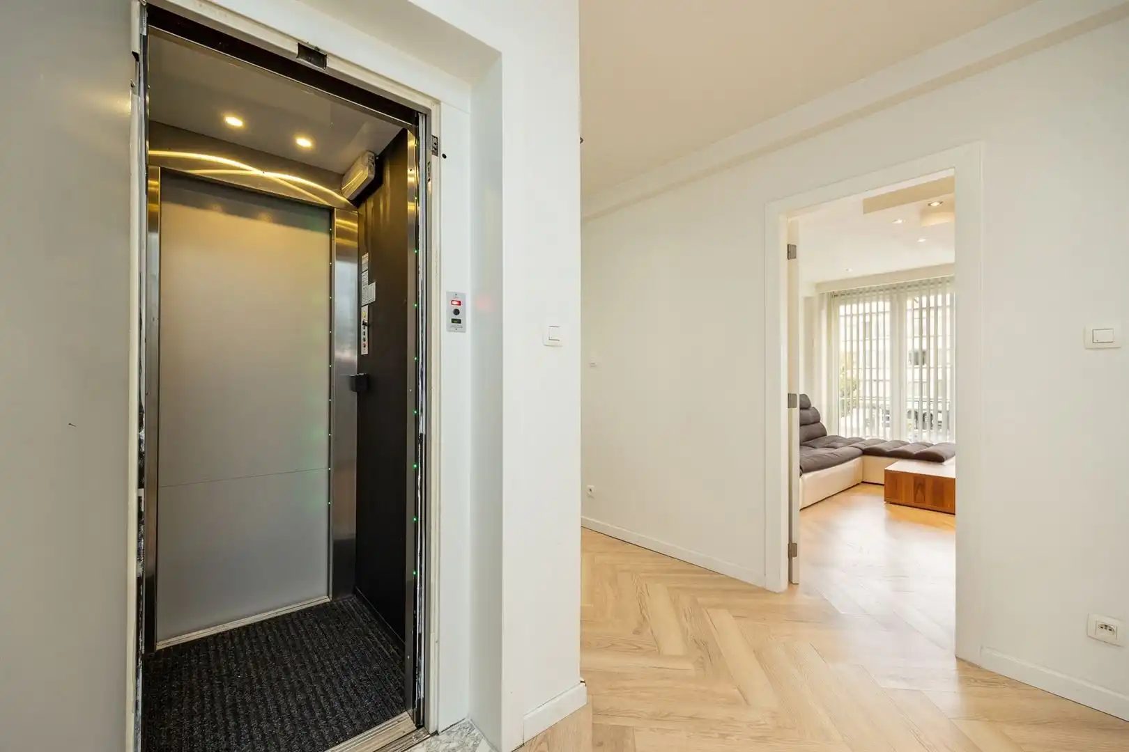 Ruim opbrengsteigendom met lift, garage en verhuurde handelsruimte foto 5