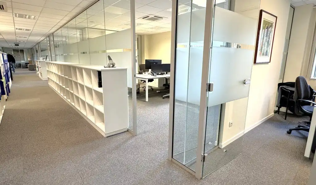 Ingedeelde kantoorruimte met visibiliteit te huur in Sint-Martens-Latem foto 8