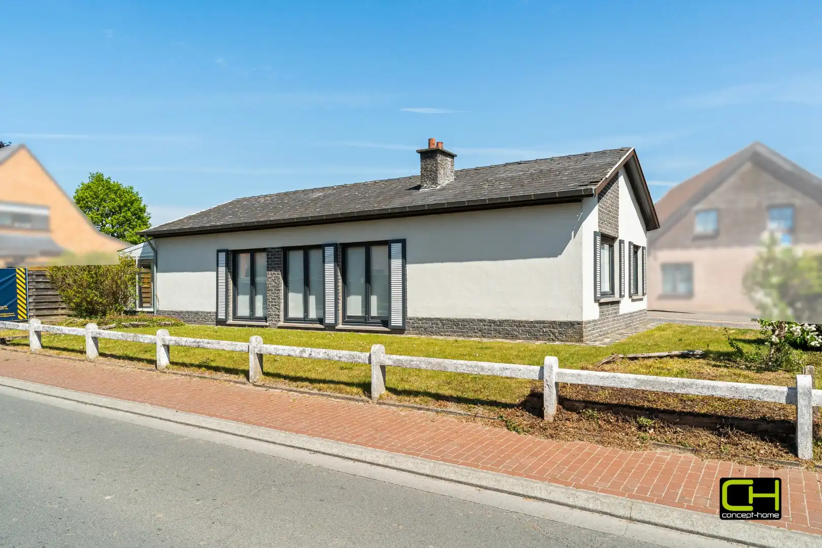 Vrijstaande bungalow met loods op een perceel van 865 m² te koop in Merendree foto 2