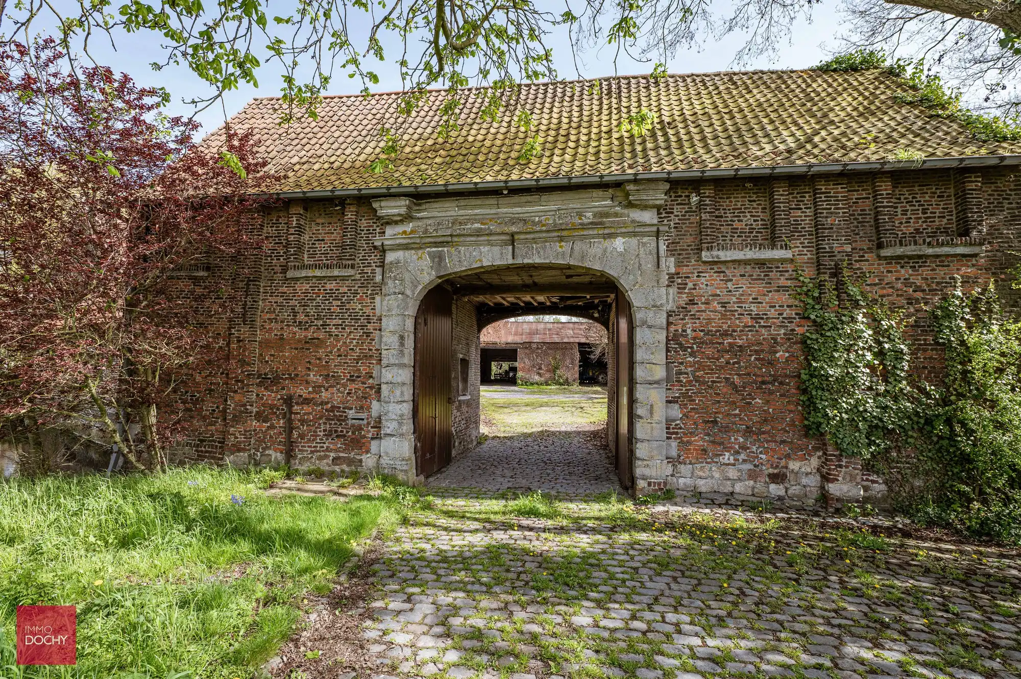 Hoofdfoto van de publicatie: Historische omwalde hoeve met verschillende bijgebouwen