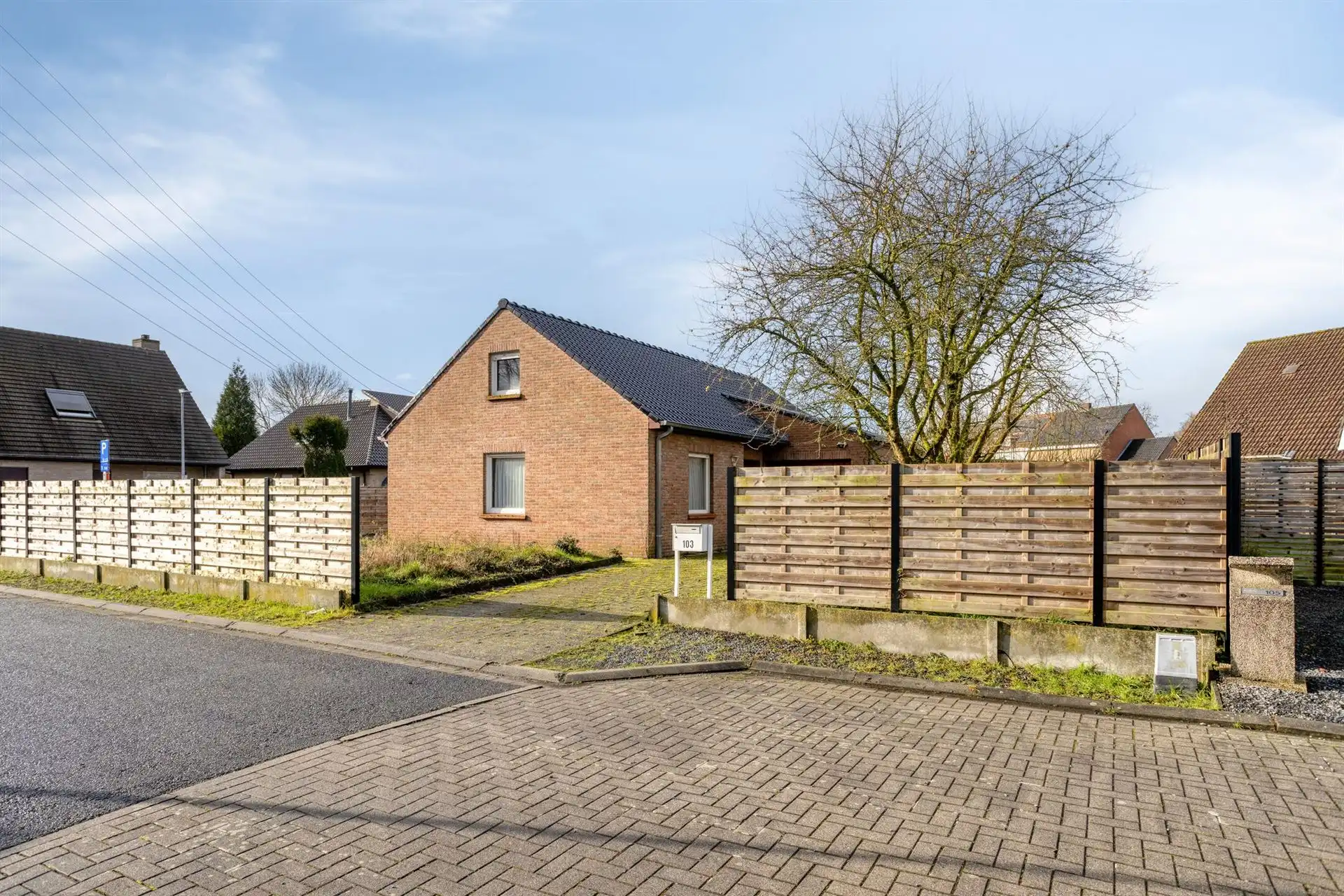 Vrijstaande woning op 612m². Rustig gelegen. foto {{pictureIndex}}