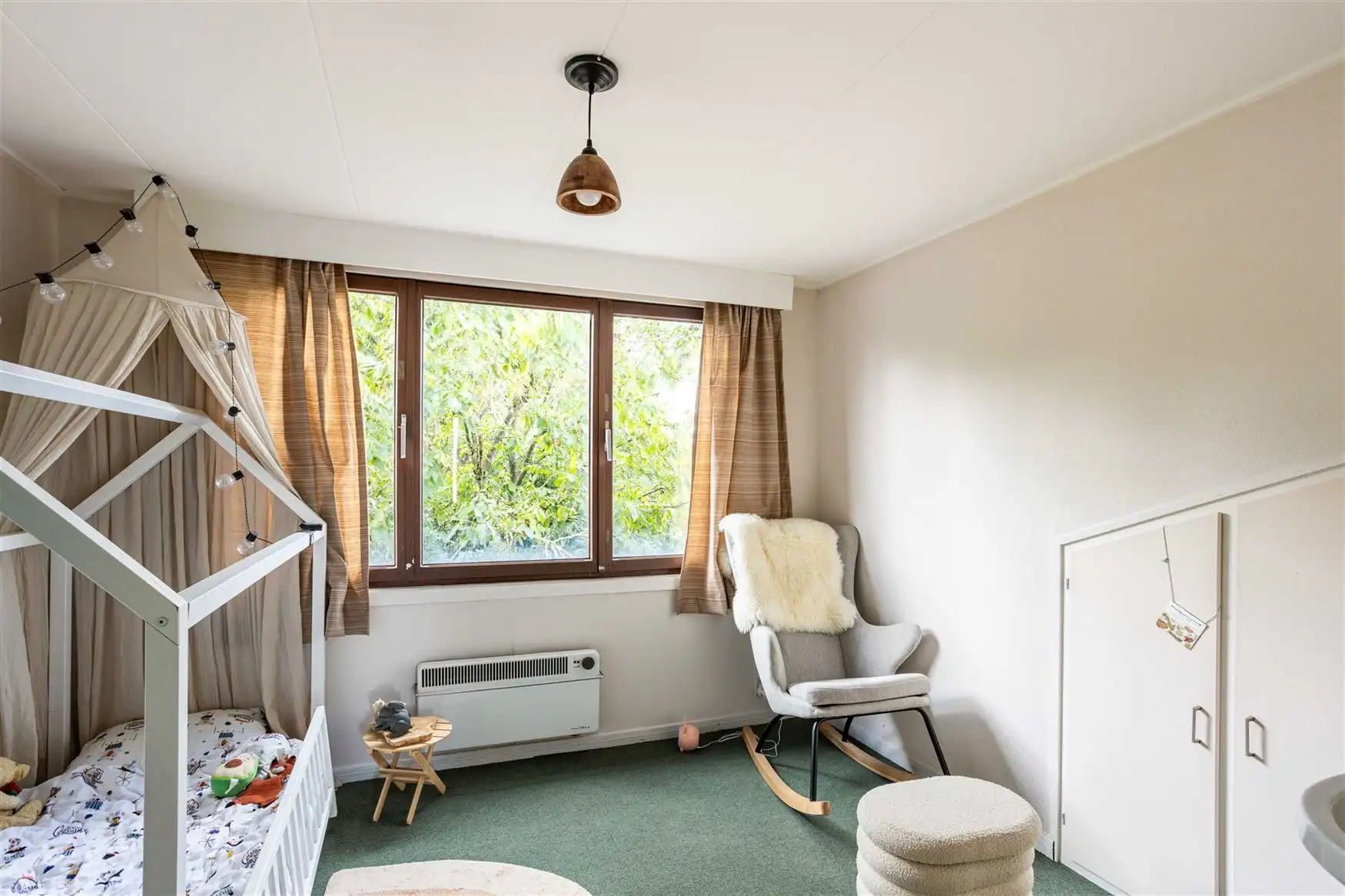 Retro-architecturale villa omringd door groen en privacy foto 8