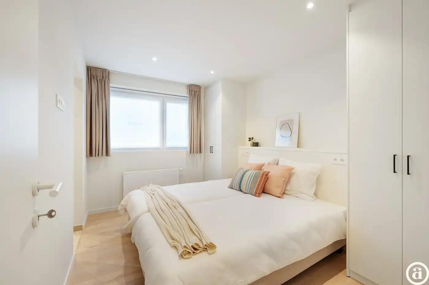 Lichtrijk hoekappartement met zijdelings zeezicht, centrum   foto 14