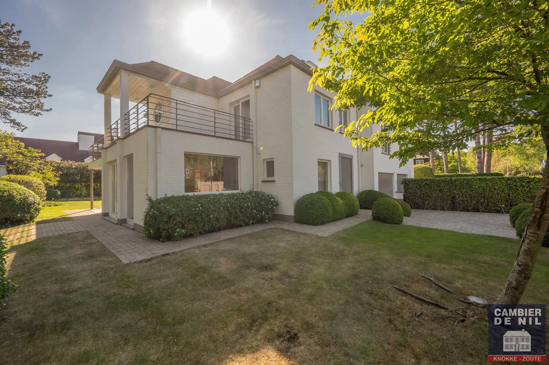 Ruime, gemeubelde koppelvilla aan de Royal Zoute Tennisclub. foto 7