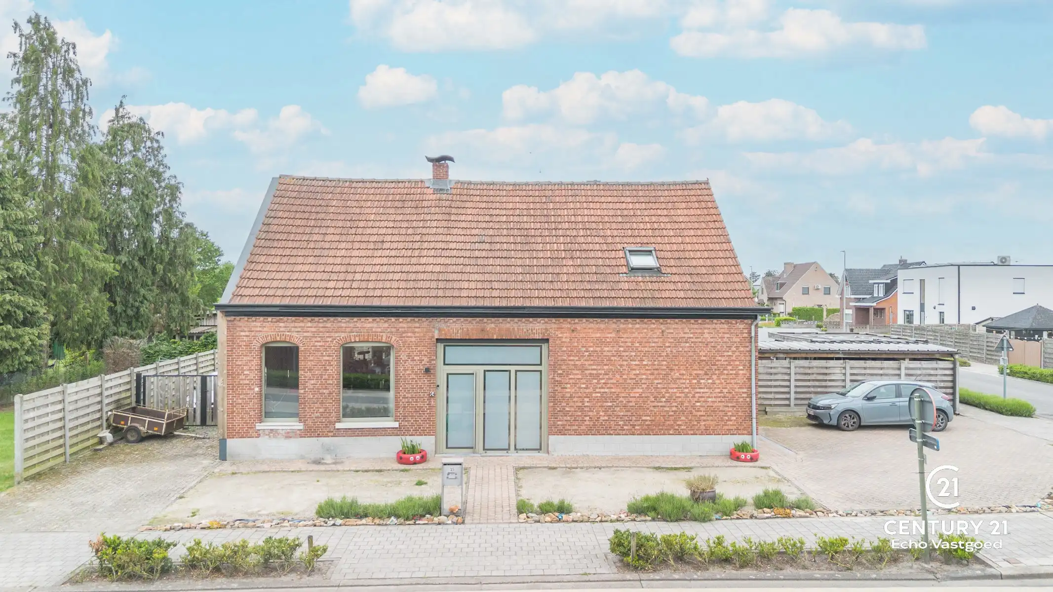 ruime woning met 4 slaapkamers op een fraai hoekperceel  foto 2