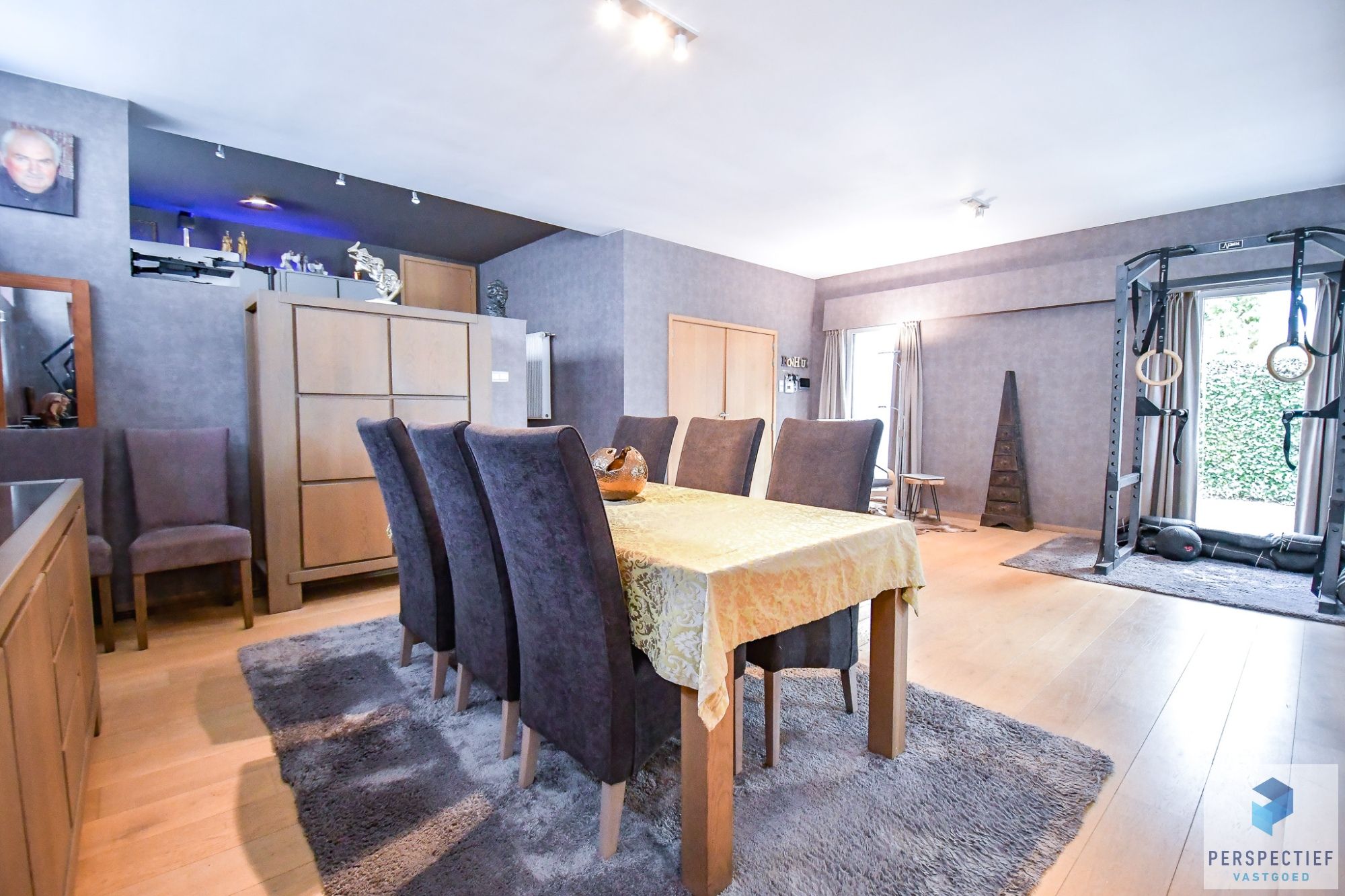 Ruime, instapklare woning met 4 slaapkamers, garage en magazijn op 970 m² foto 10