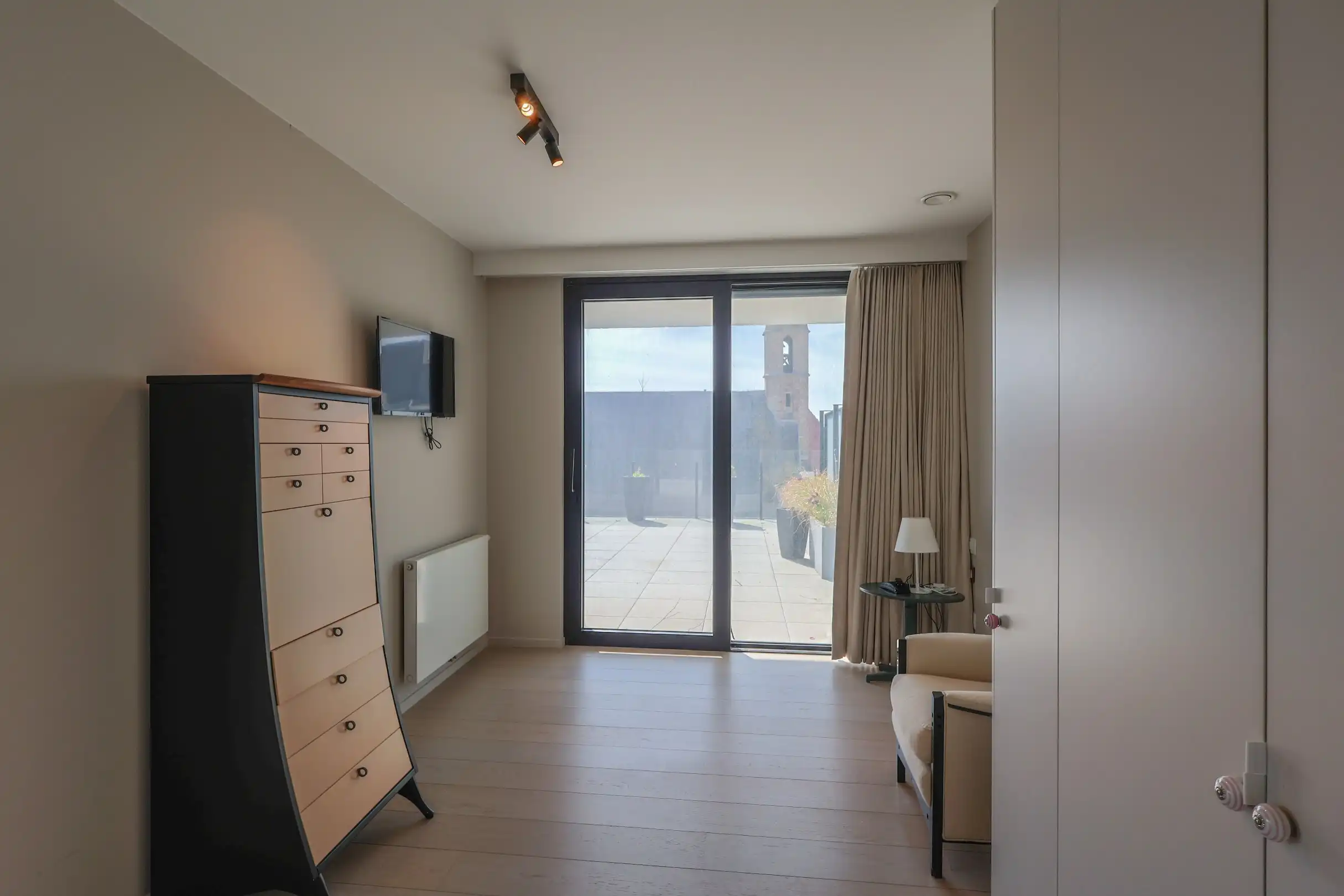 Verhuurde assistentiewoning met uitzonderlijk ruim zonneterras van 64,5m² in Oostduinkerke! foto 6