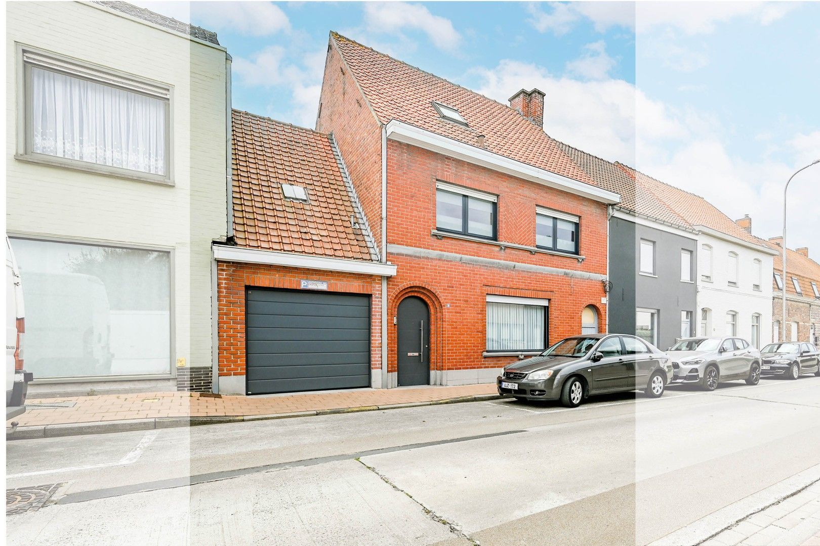 Ruime woning met garage in het centrum van Meulebeke foto 2