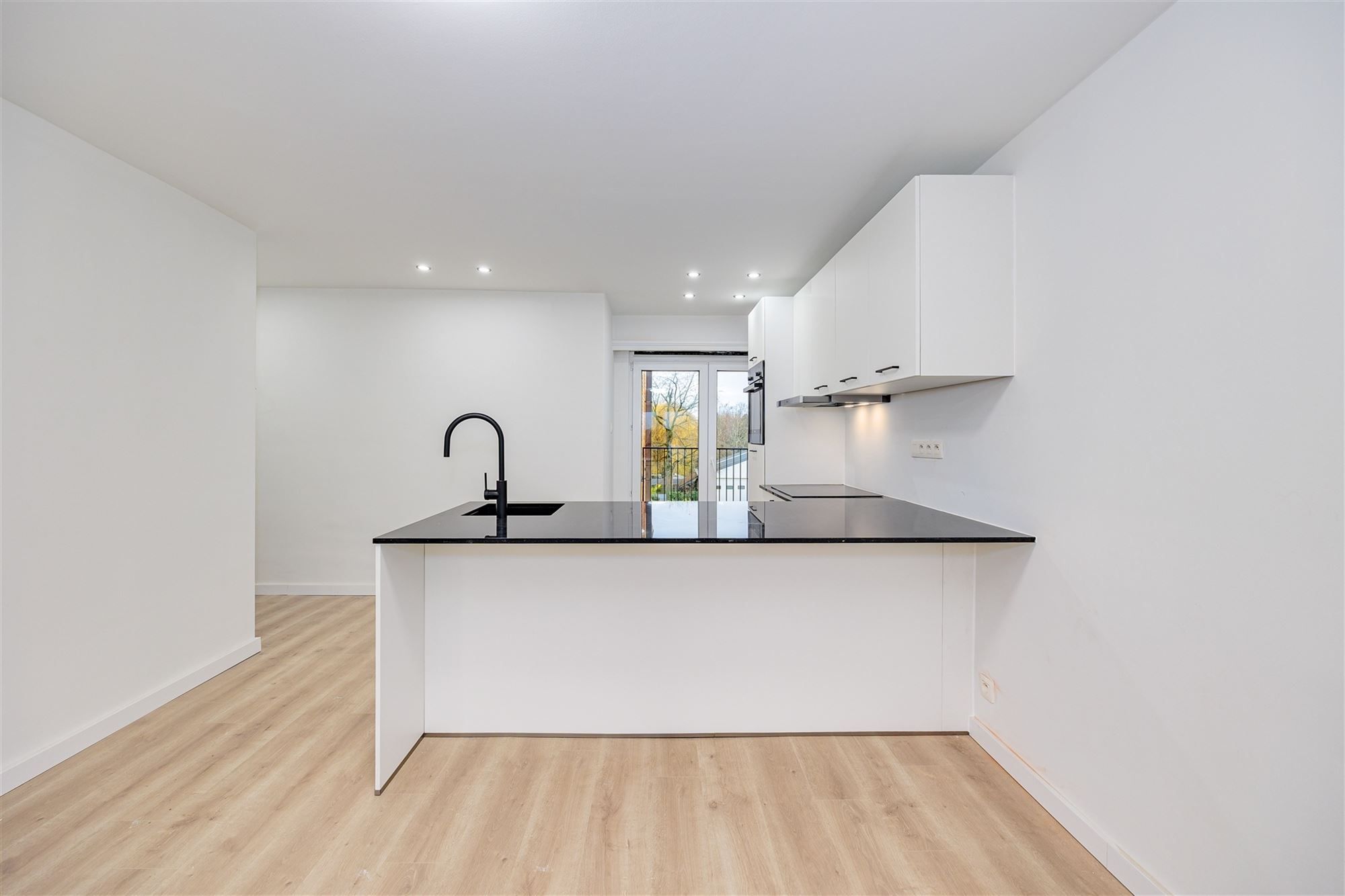 gerenoveerd appartement met terras foto {{pictureIndex}}