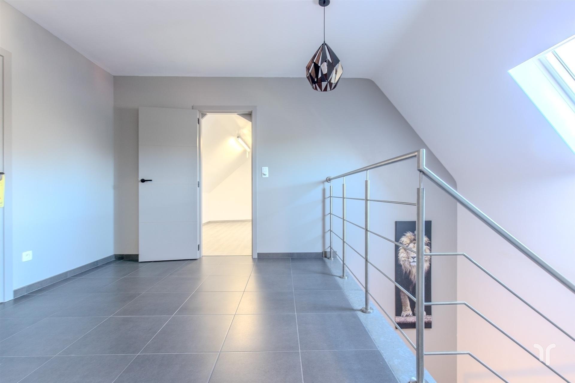 Ruim duplexappartement met 3 slaapkamers en 2 badkamers. foto 11
