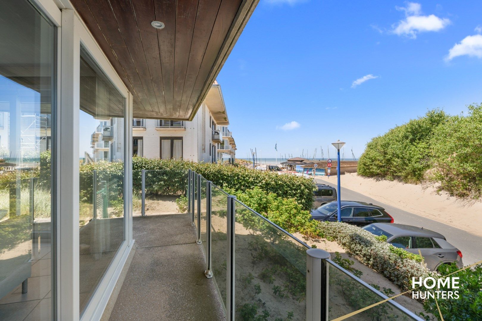 Uniek 2 slaapkamer appartement met zicht op zee en duinen foto 2