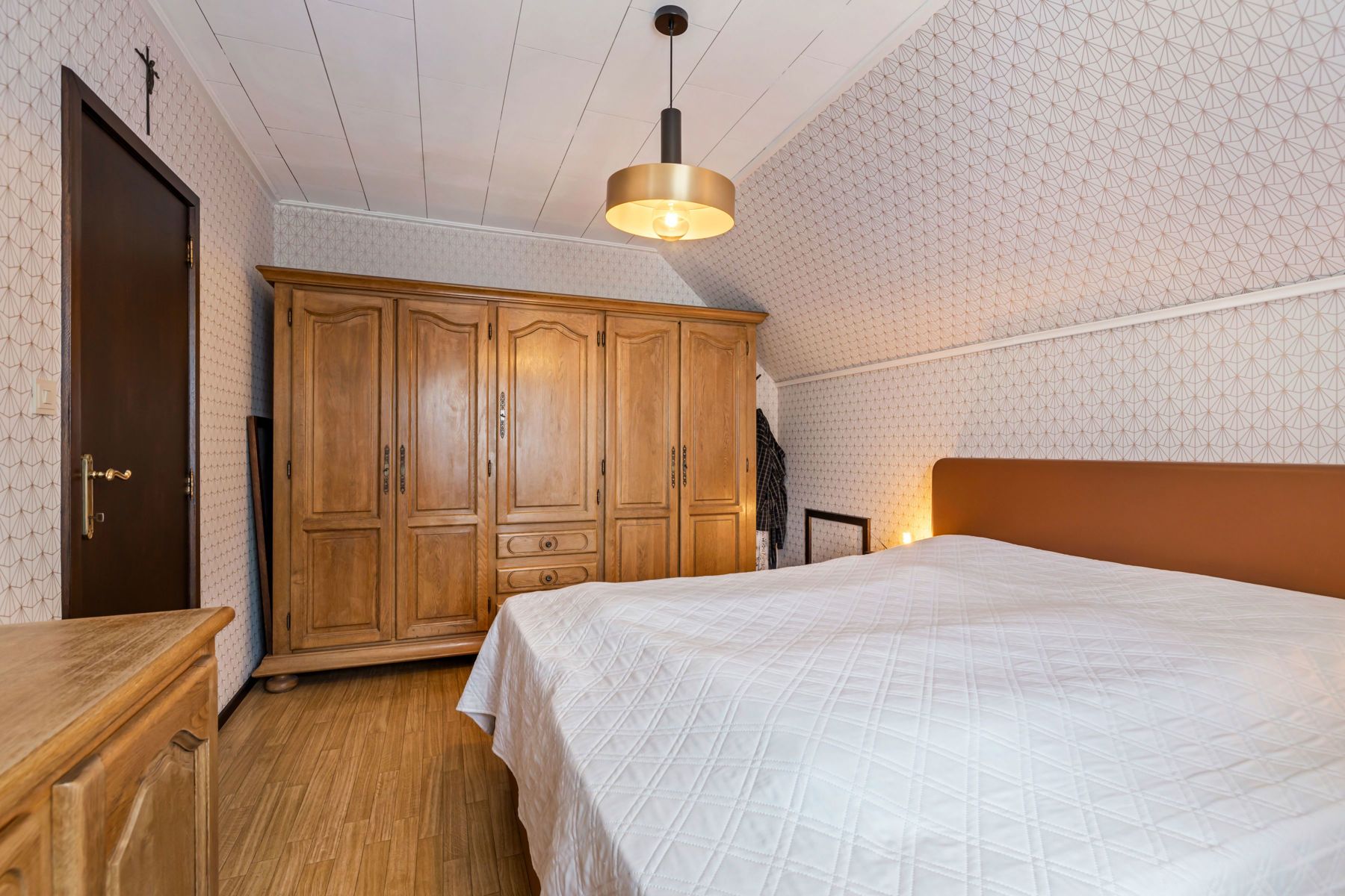 ONDER OPTIE Ruime villa in zeer goede staat met grote garage foto 19