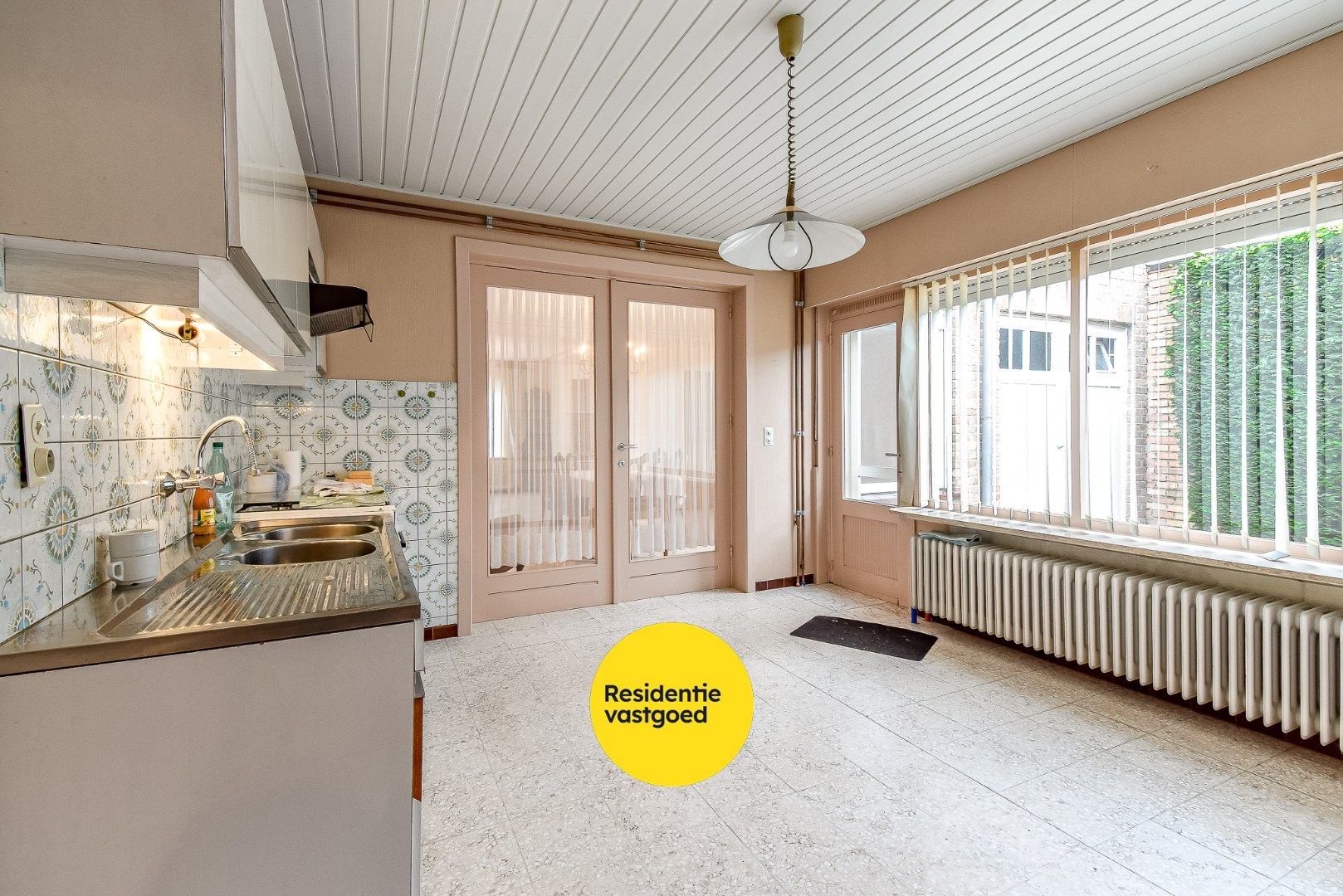 Ruim gesloten gezinswoning met inpandige garage en 4 slaapkamers in centrum Gistel foto 8