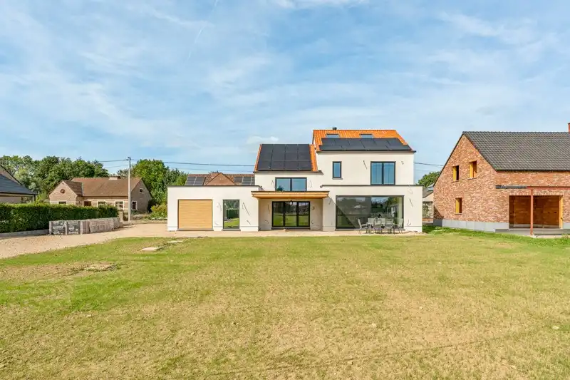 Volledig gerenoveerd landhuis gelegen op 34are foto {{pictureIndex}}