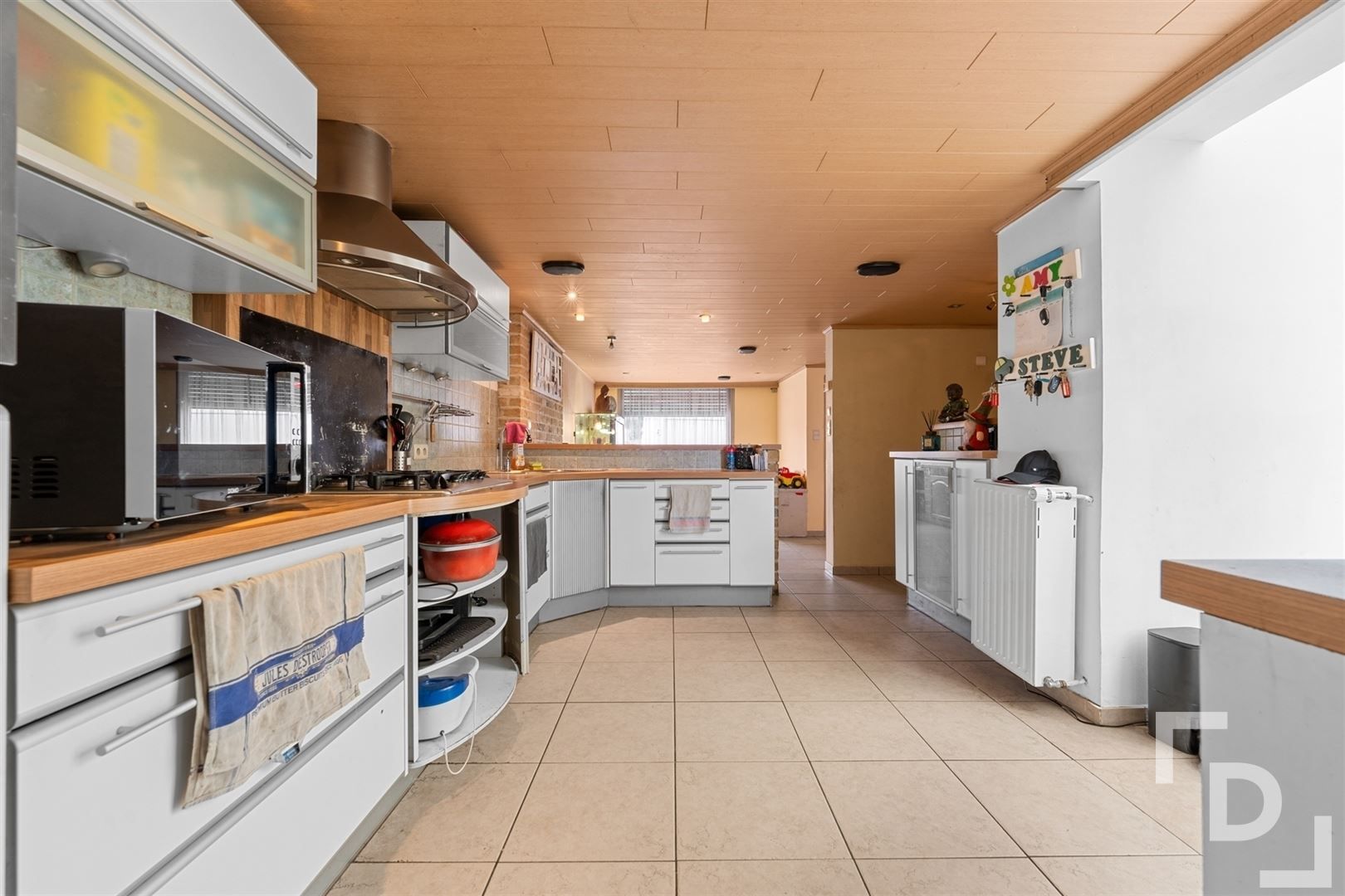 Gezinswoning met ruime tuin in hartje Krombeke! foto 3