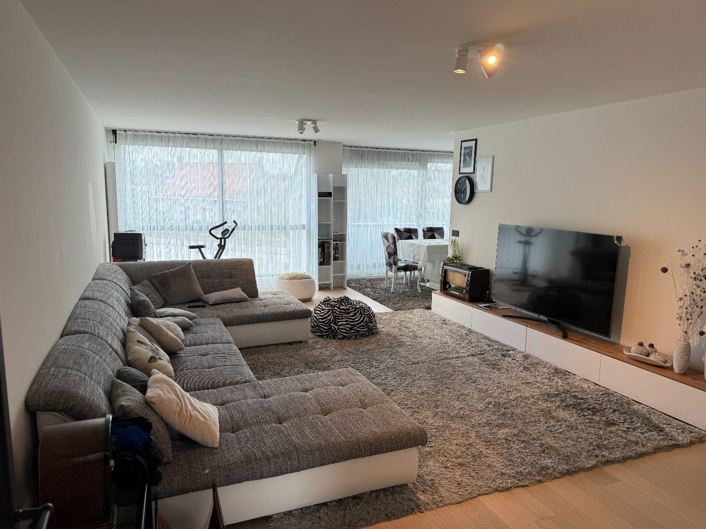 Volledig vernieuwd appartement in centrum Zwijnaarde foto 2