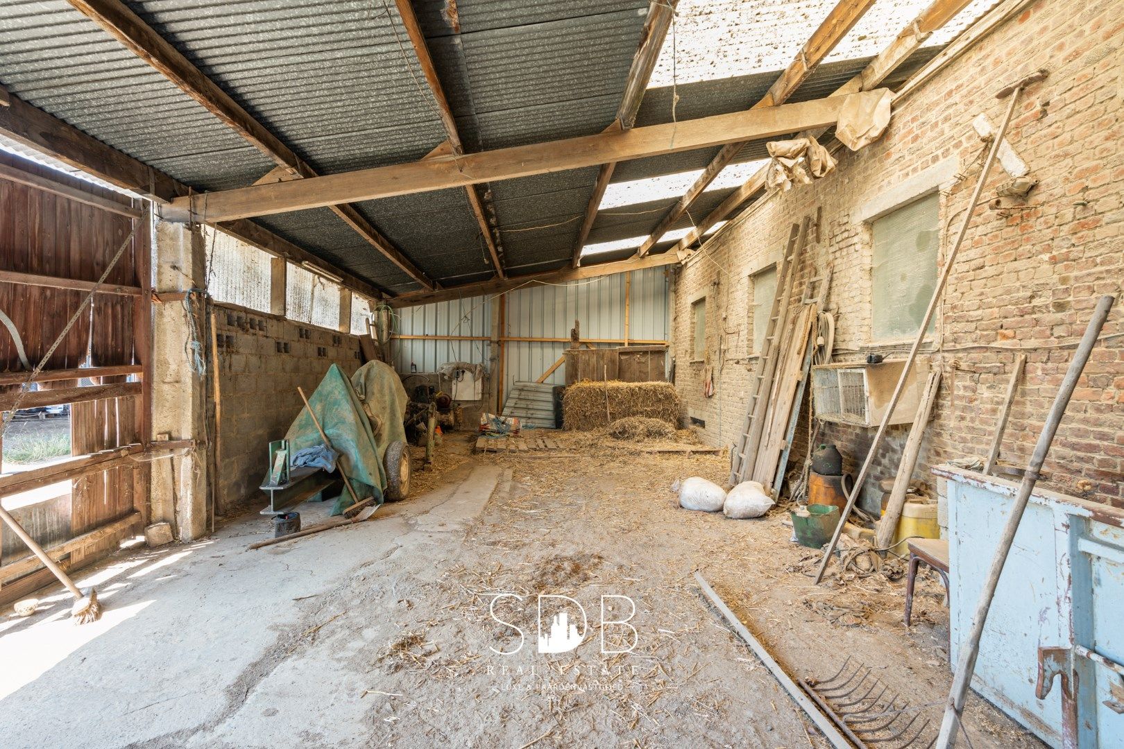 Charmante hoeve met bijgebouwen en graslanden op 27.559m² foto 20
