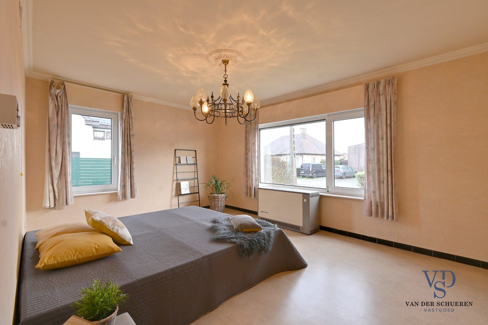 Bungalowwoning met afzonderlijke loods foto 12