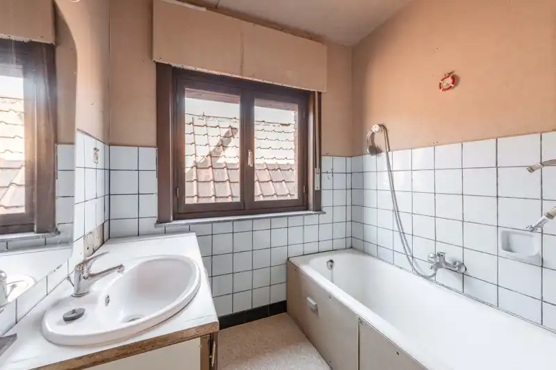 🏡 Te renoveren HALFOPEN woning met 3 slaapkamers, grote garage met uitweg achteraan TE KOOP in het hartje van Sint-Baafs-Vijve! foto 15