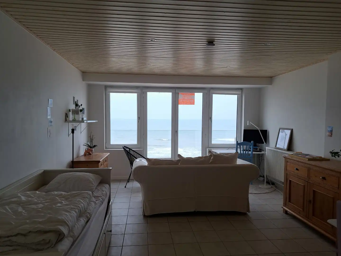 Ruime  studio TE HUUR OP JAARBASIS  met uitstekende ligging op de Zeedijk te Koksijde ! foto 4