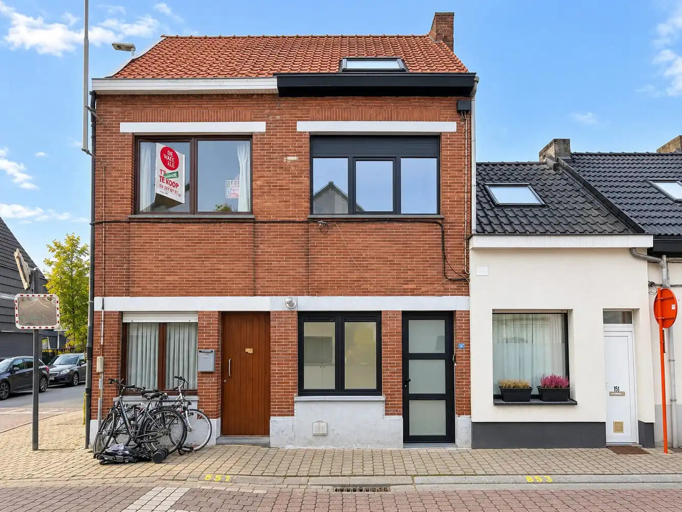 Vernieuwbouwwoning met 3 slaapkamers en koer foto {{pictureIndex}}