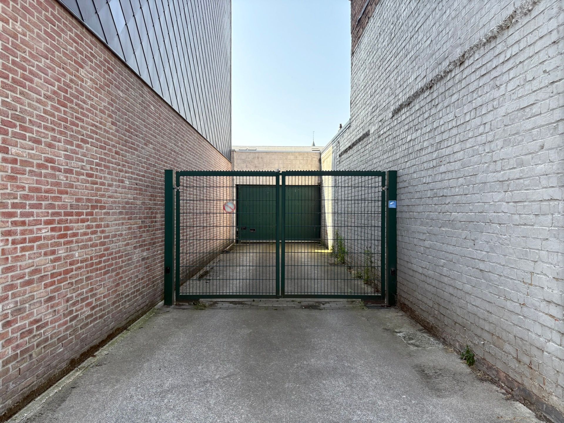 Ruime Autostaanplaats nabij de Markt van Deinze foto 2