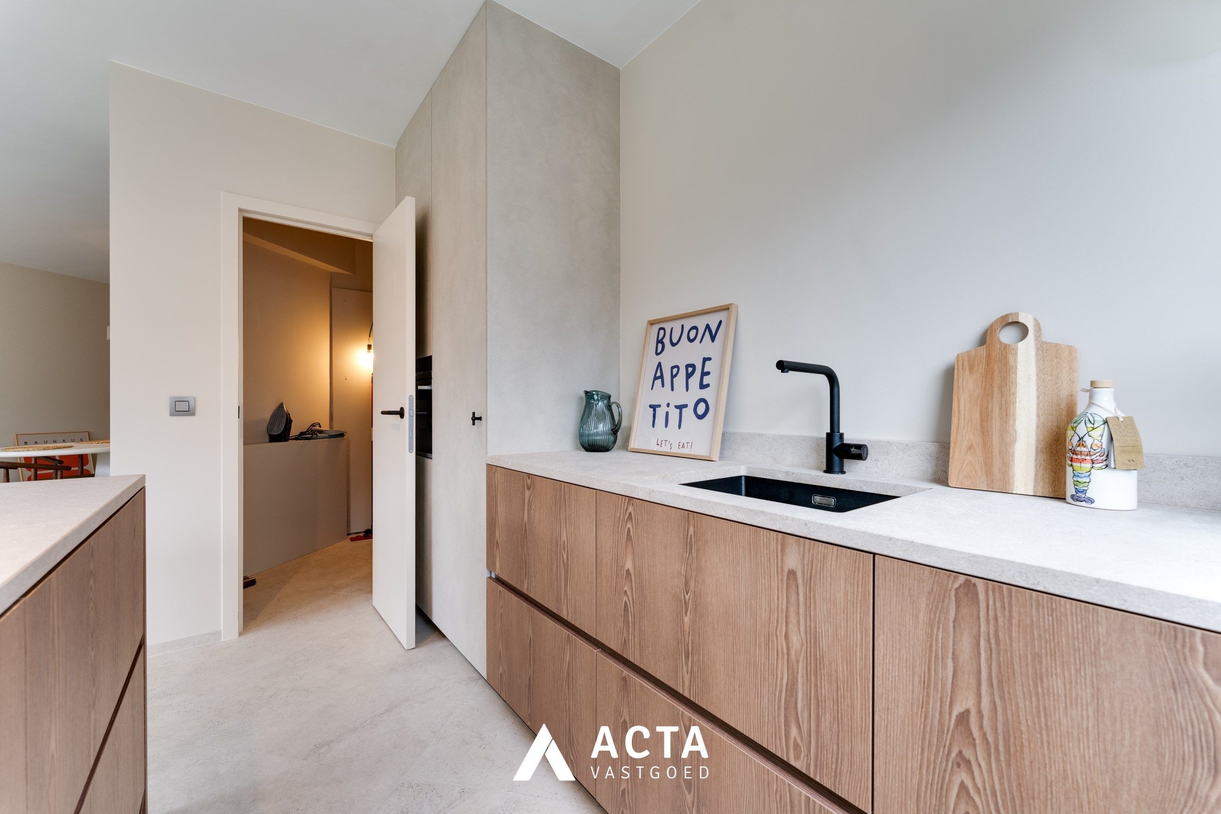 Subliem gerenoveerd appartement met twee slaapkamers op het Leopold I Plein foto 14