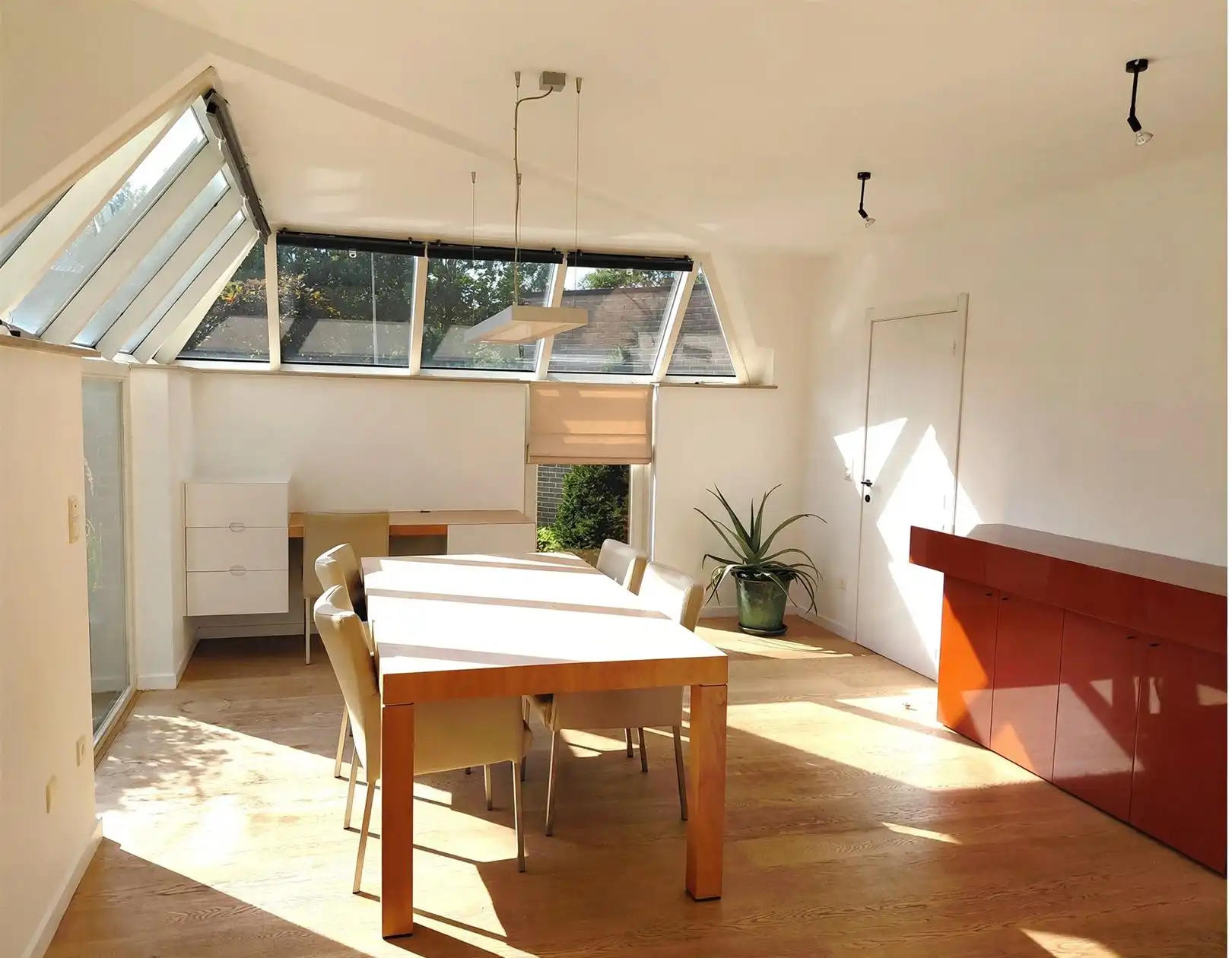 TE HUUR: Unieke woning met 3 slaapkamers en prachtige tuin te Houthalen! foto 4