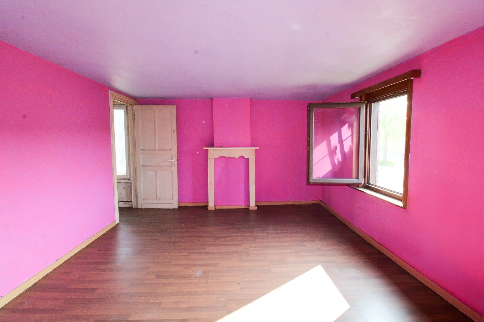 Unieke investeringskans: Halfopen bebouwing met garage, optie tot vijf slaapkamers en groot potentieel op toplocatie te koop in Waasmunster! foto 8