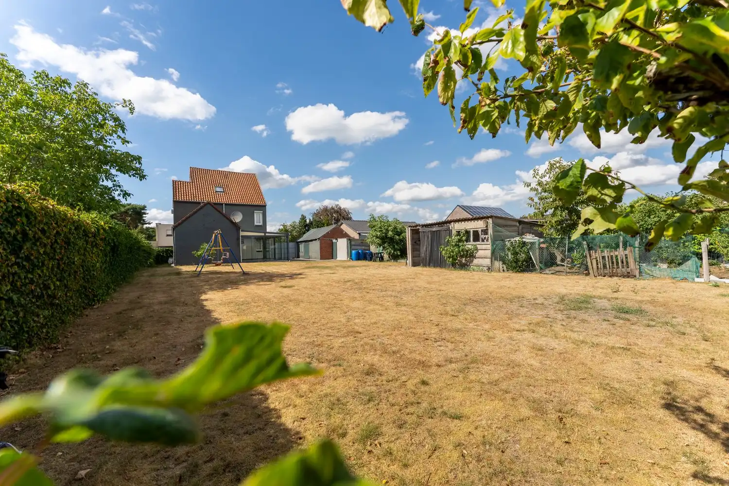 Ruime gezinswoning met grote tuin, veranda en garage foto 38