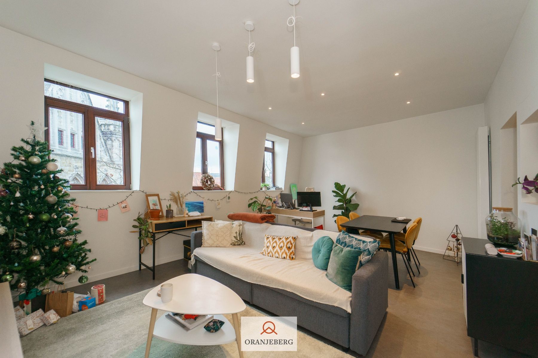 Uniek gelegen gerenoveerd appartement in hartje Gent op het Sint-Baafsplein foto {{pictureIndex}}