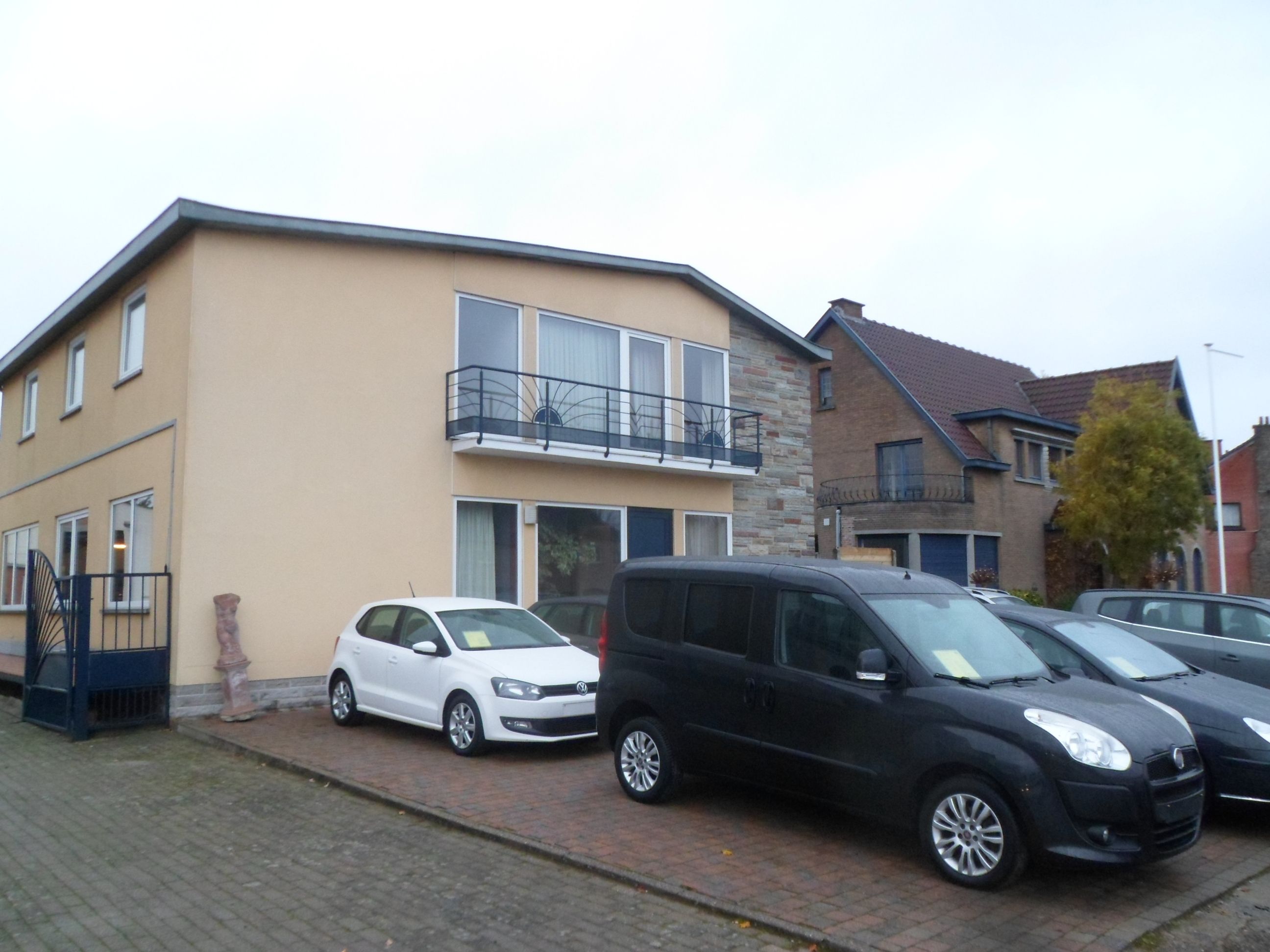 ACTIEVE AUTOGARAGE EN WOONHUIS foto 2