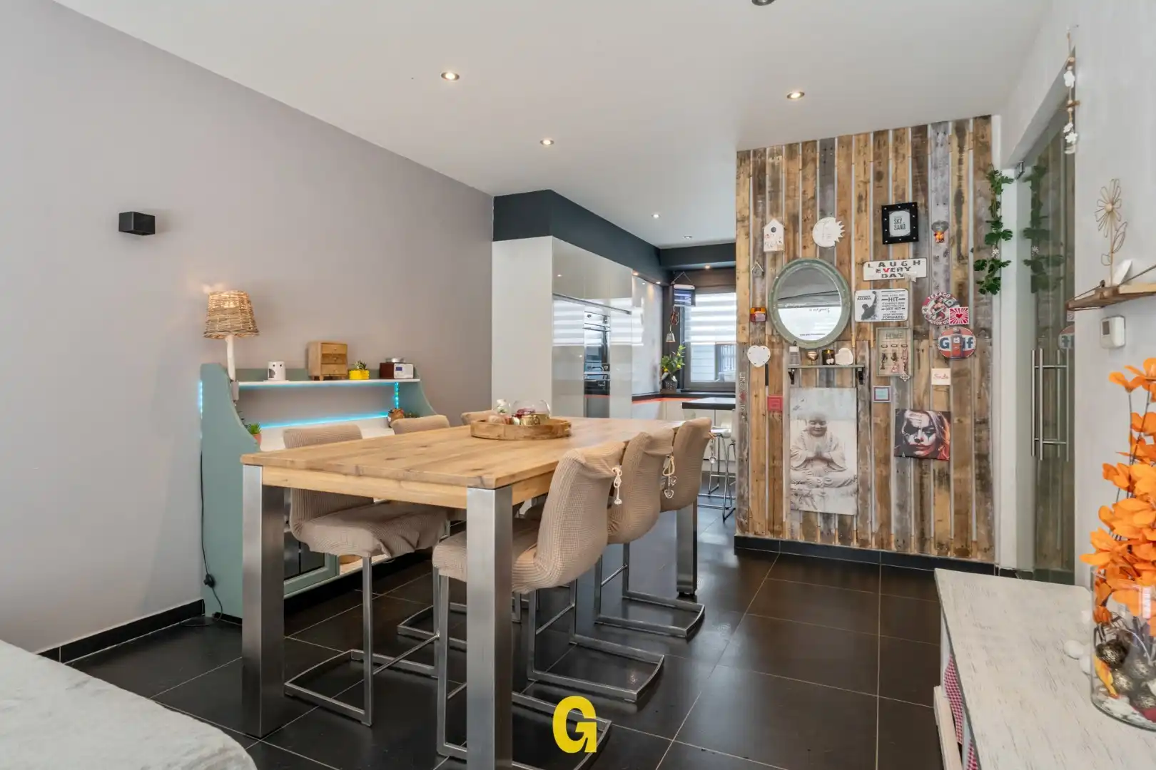 Knap afgewerkt triplex appartement met 4 slaapkamers, 2 badkamers en standplaats met ruime kelderberging  foto 12