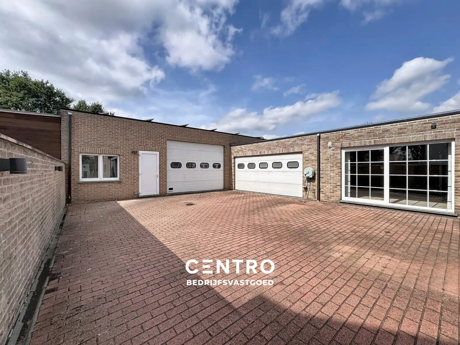 Ruime woning met opslagruimte in aangename omgeving! foto {{pictureIndex}}