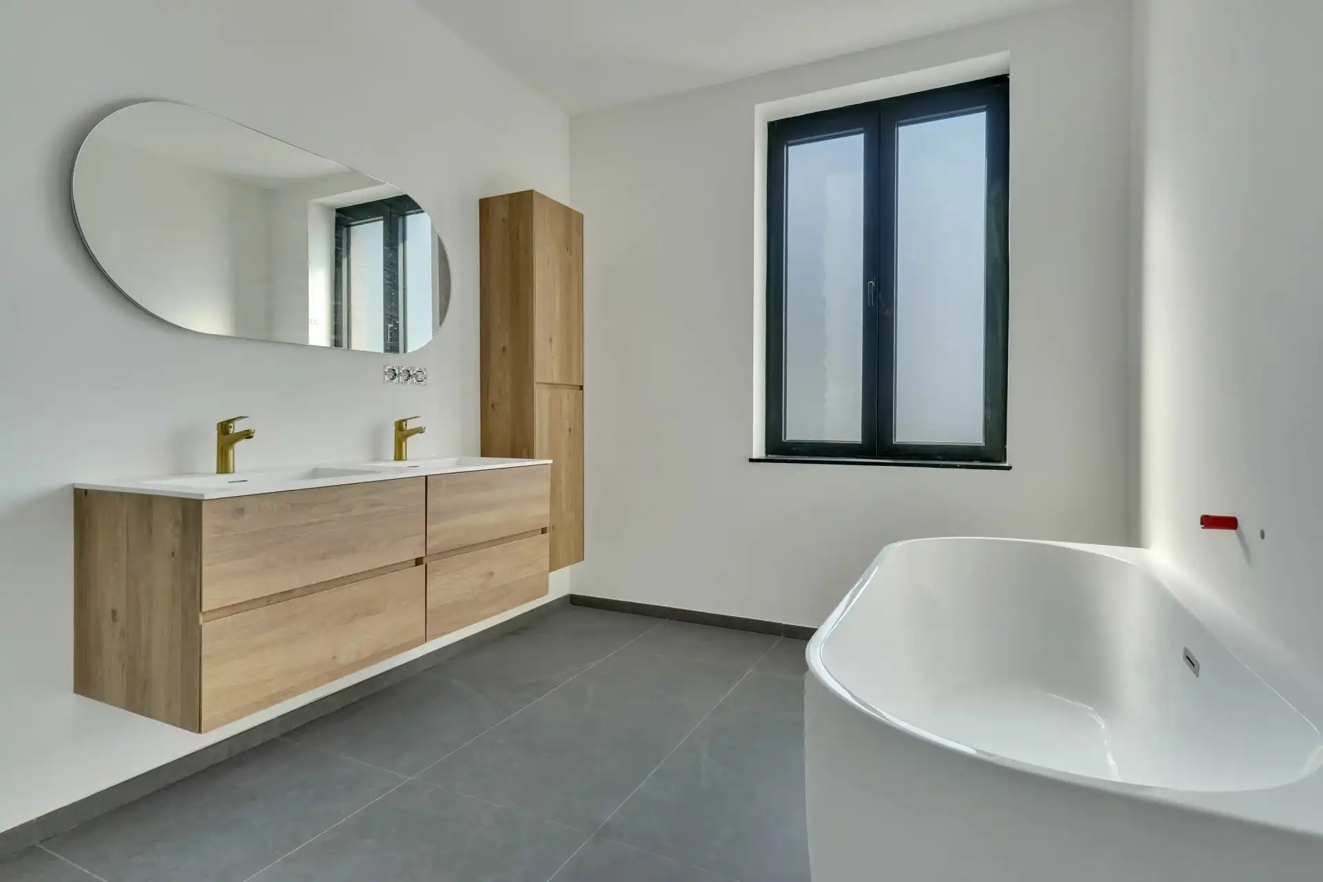 Ruime, volledig gerenoveerde woning aan de stadsrand foto 13