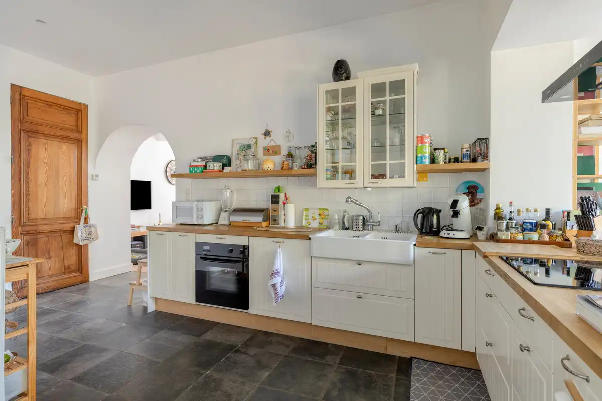 WONING MET BURELEN EN MAGAZIJN TE TONGEREN LANGS N79. foto 9