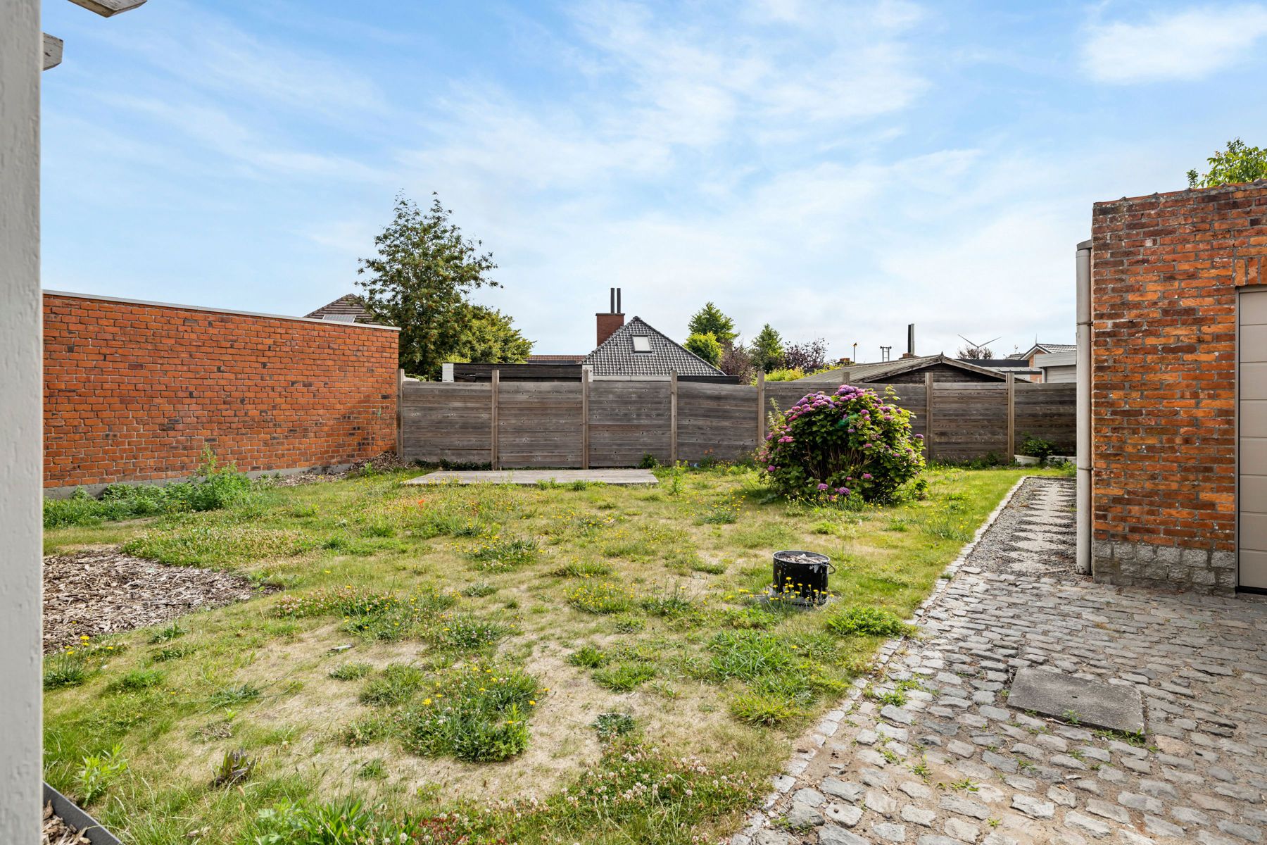Bungalow met veel potentieel, aangename tuin en garage foto 9